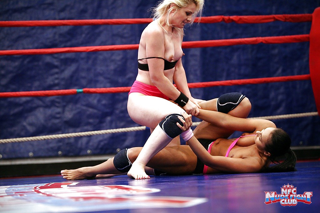 Lesbiana deportiva ionella dantes gana una pelea de gatas y recibe placer en sus agujeros
 #54761112