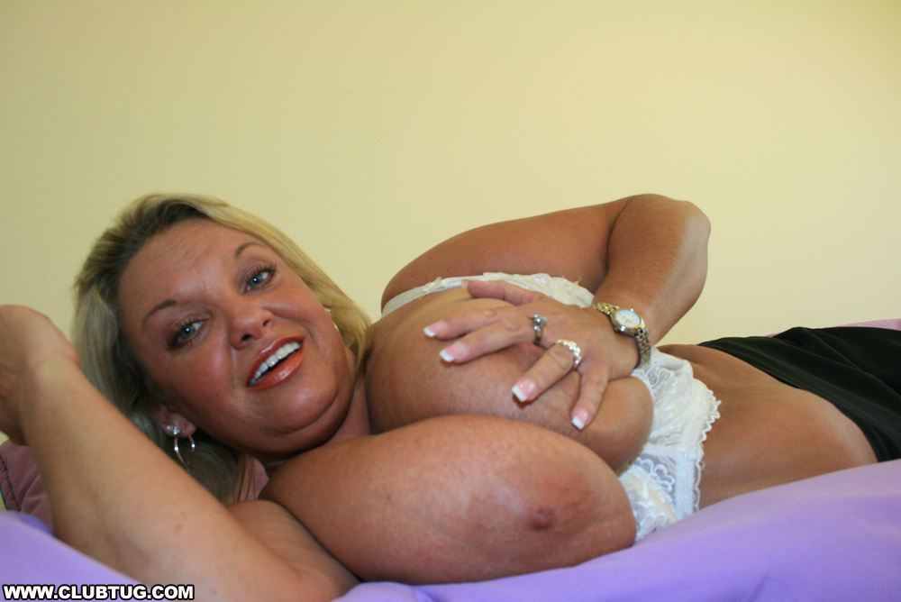 Mollige reife Blondine zeigt ihre massiven Krüge und leckt ihre Brustwarzen
 #52110542