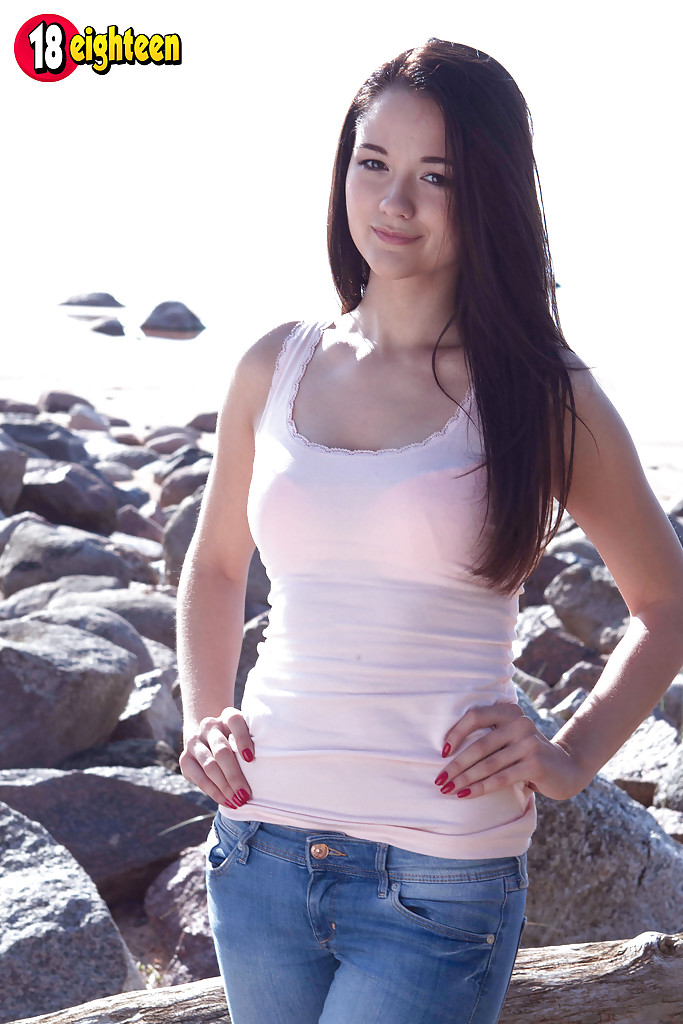 18 Jahre altes Babe Olivia entblößt rasierte Teenie-Muschi im Freien am Strand #50158707