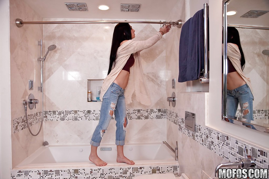 La soliste Cyrstal Rae exhibe ses gros seins naturels sous la douche après avoir enlevé son jean.
 #51929846
