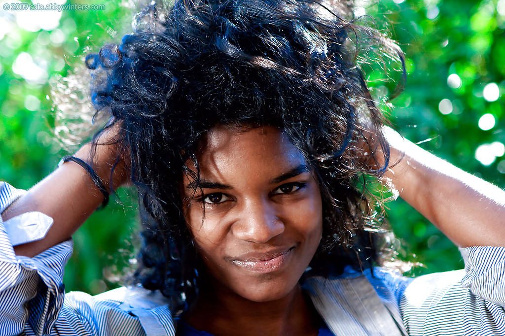 Manuela, amatrice noire, exhibe ses seins naturels et sa fente poilue en plein air
 #50632192