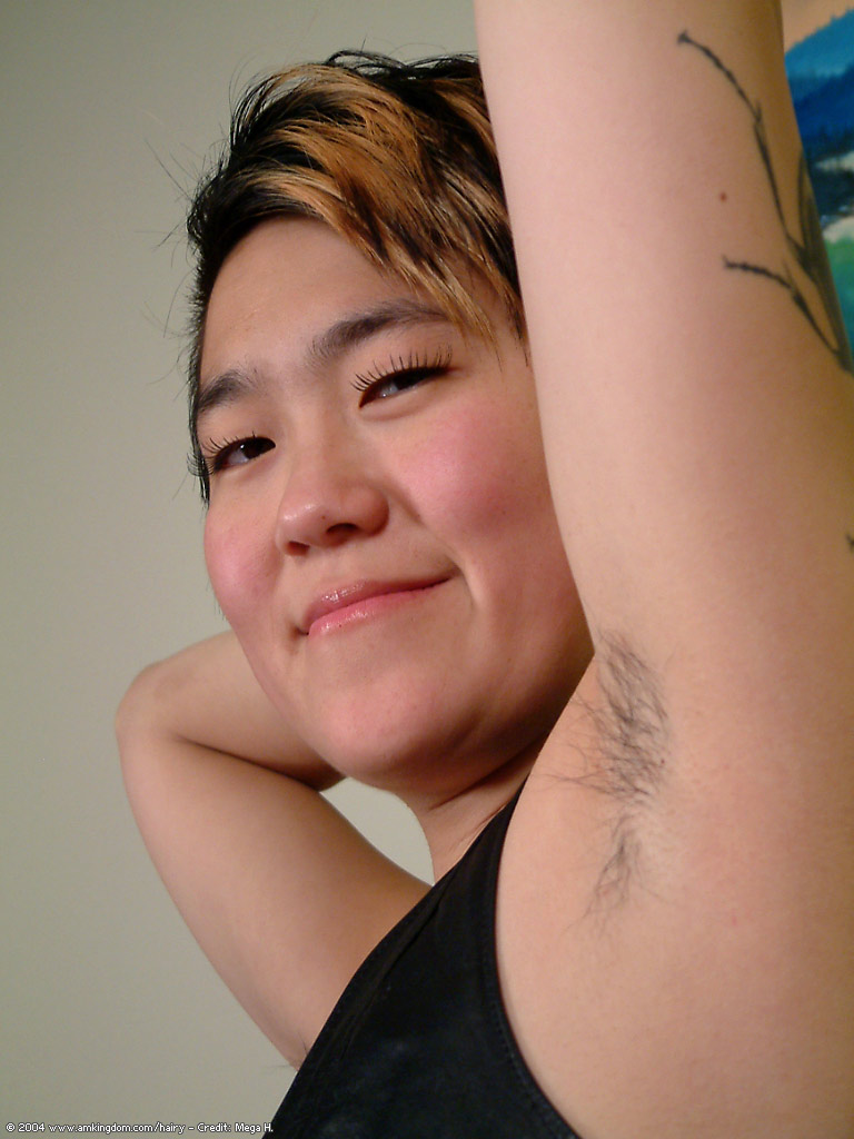 Cady, salope amateur tatouée, montre ses aisselles poilues en culotte.
 #51069671