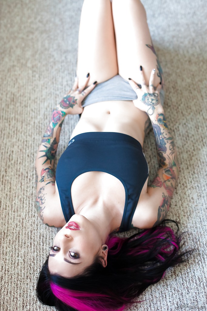 La modelo amateur joanna angel mostrando sus tatuajes y su bonito culo
 #54325954