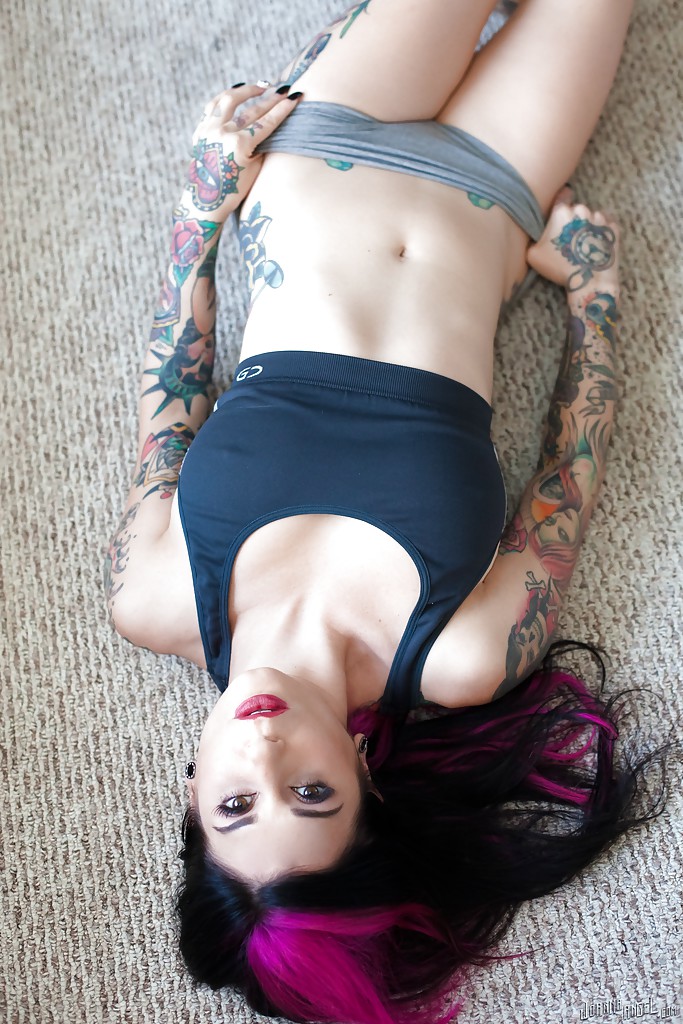 La modelo amateur joanna angel mostrando sus tatuajes y su bonito culo
 #54325981