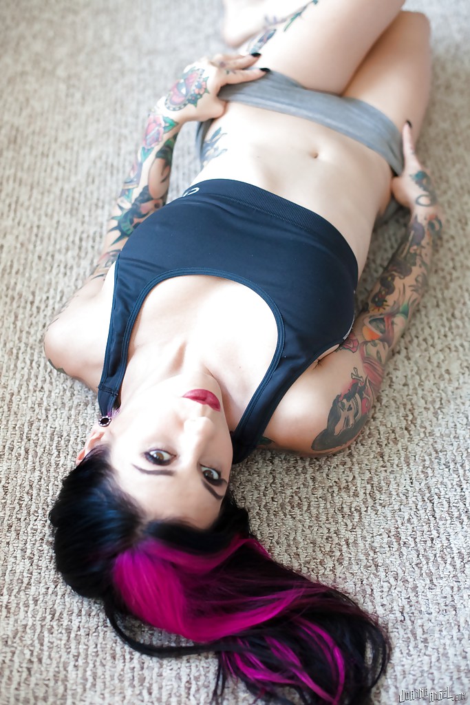 La modelo amateur joanna angel mostrando sus tatuajes y su bonito culo
 #54326019