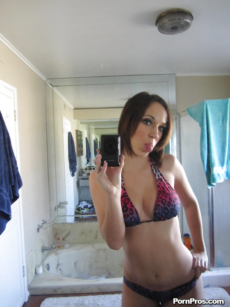 Jada Stevens enlève son bikini pour montrer son corps.
 #54153406