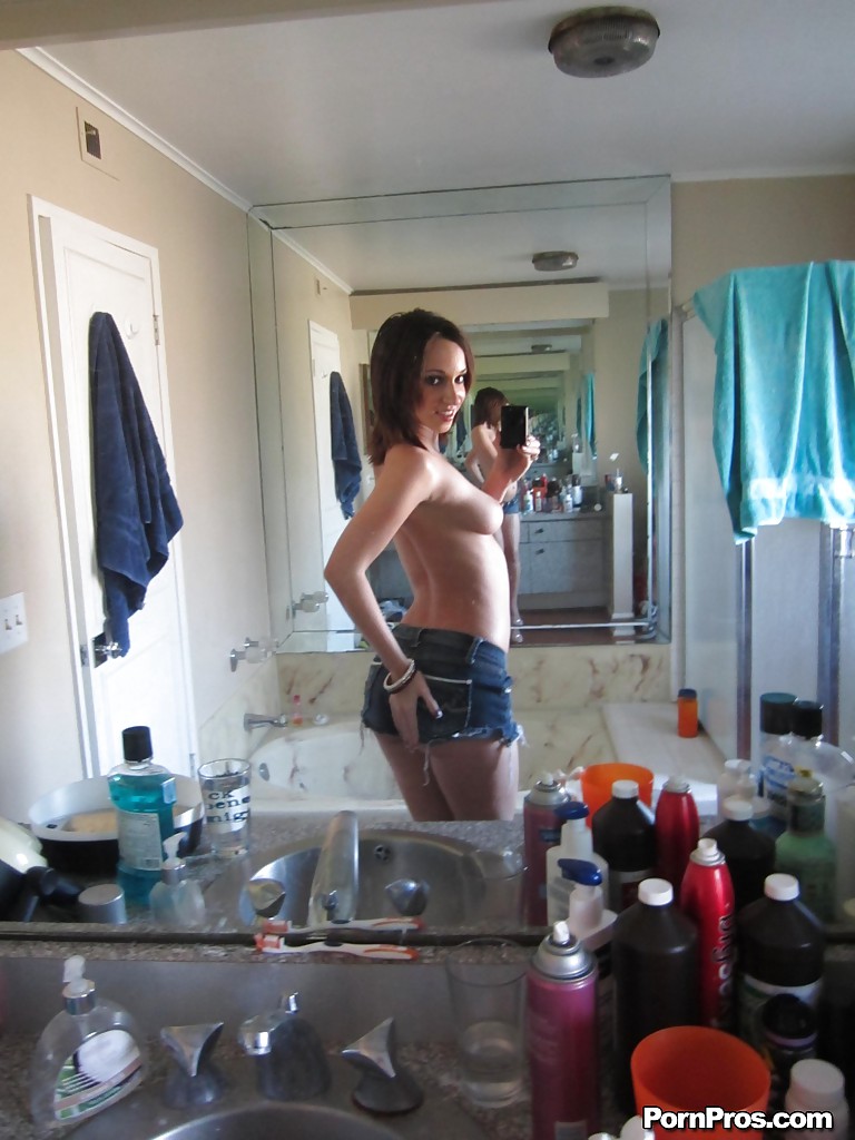 Jada Stevens enlève son bikini pour montrer son corps.
 #54153619