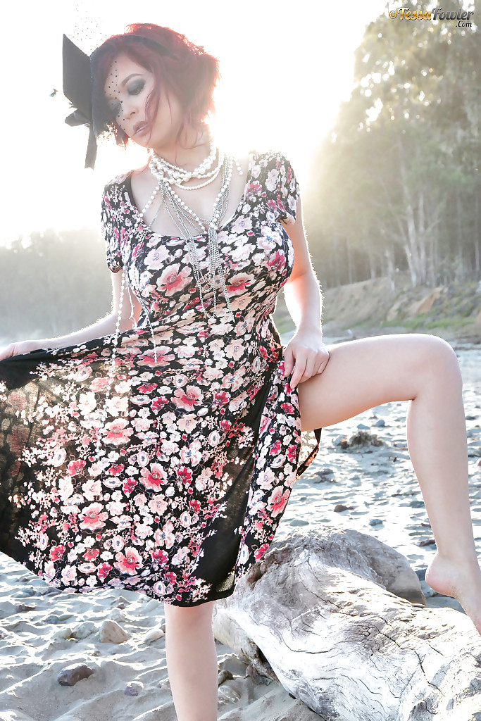 Tessa Fowler, rousse à la poitrine naturelle, exhibe ses seins en plein air.
 #50170002
