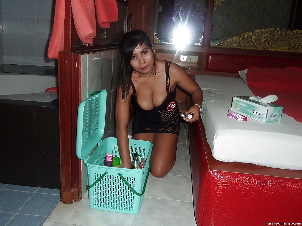 Une thaïlandaise bien roulée se saoule et se déshabille pour son petit ami et son bain.
 #52003298
