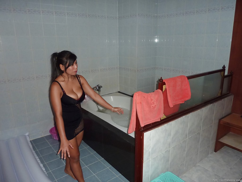 Une thaïlandaise bien roulée se saoule et se déshabille pour son petit ami et son bain.
 #52003498