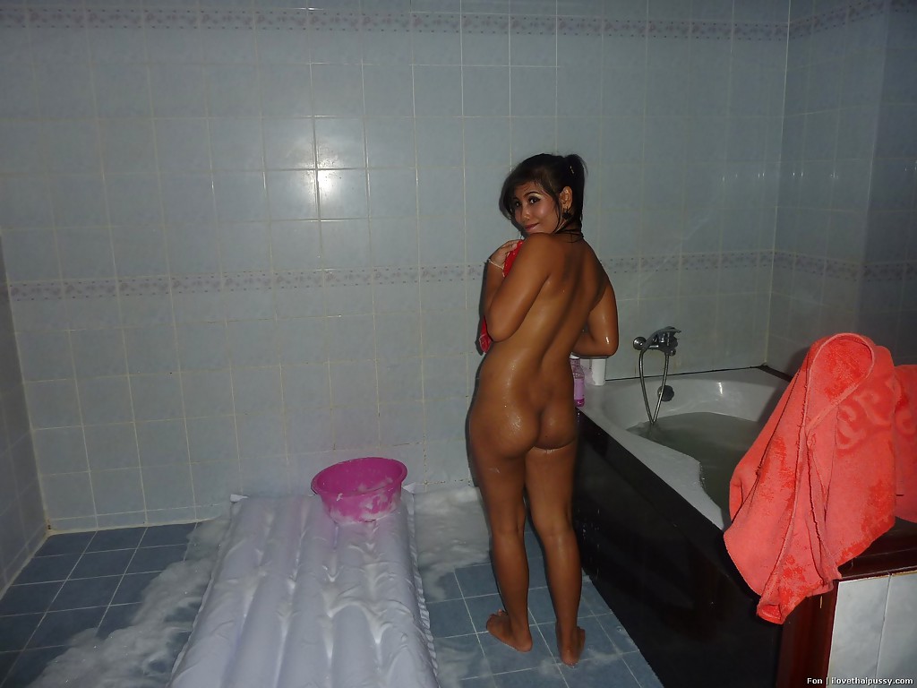 Une thaïlandaise bien roulée se saoule et se déshabille pour son petit ami et son bain.
 #52003716