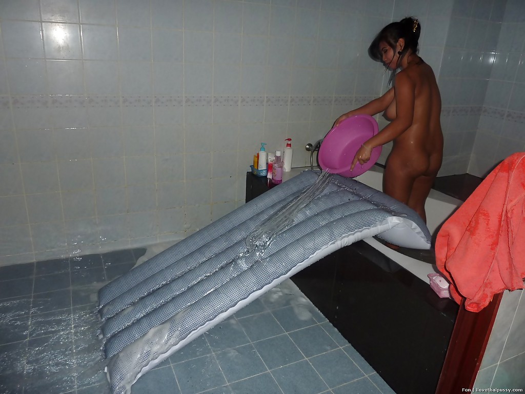 Une thaïlandaise bien roulée se saoule et se déshabille pour son petit ami et son bain.
 #52003791