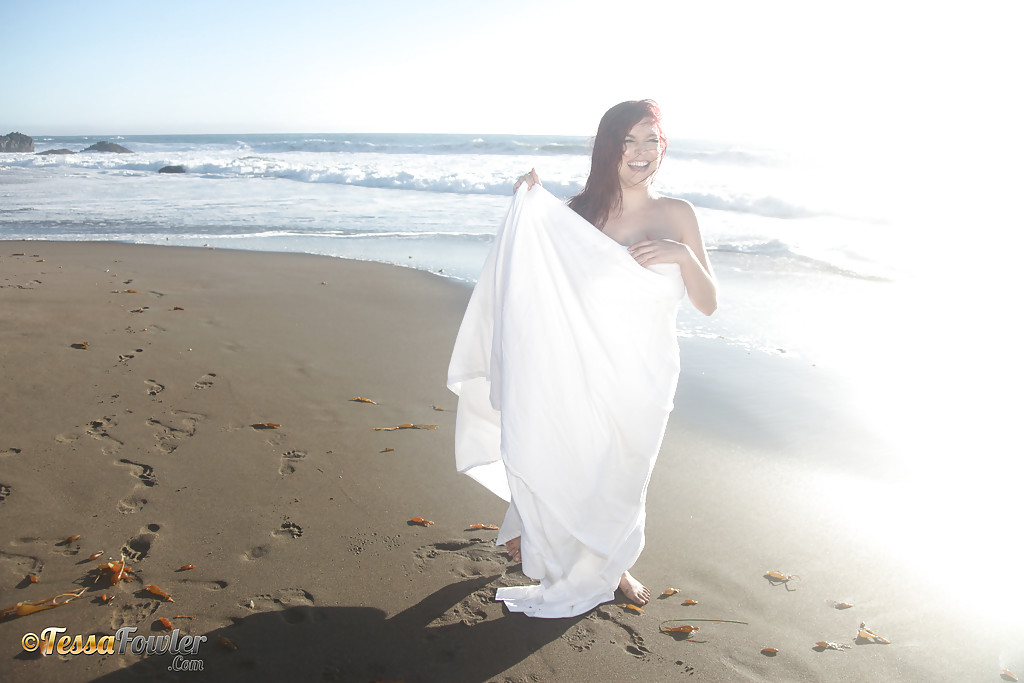 Tessa Fowler, star du porno, pose seins nus en plein air sur la plage.
 #50166449
