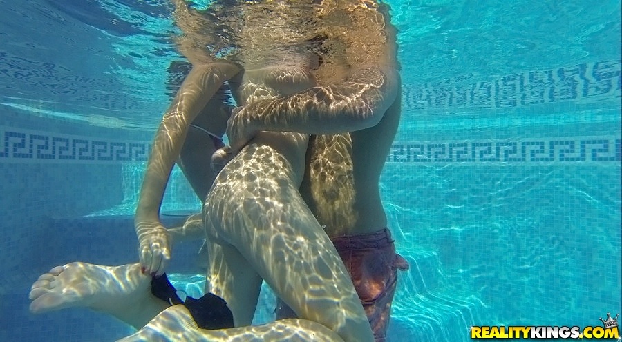 De séduisantes sucreries européennes s'amusent à s'envoyer en l'air à la fête de la piscine.
 #51423398