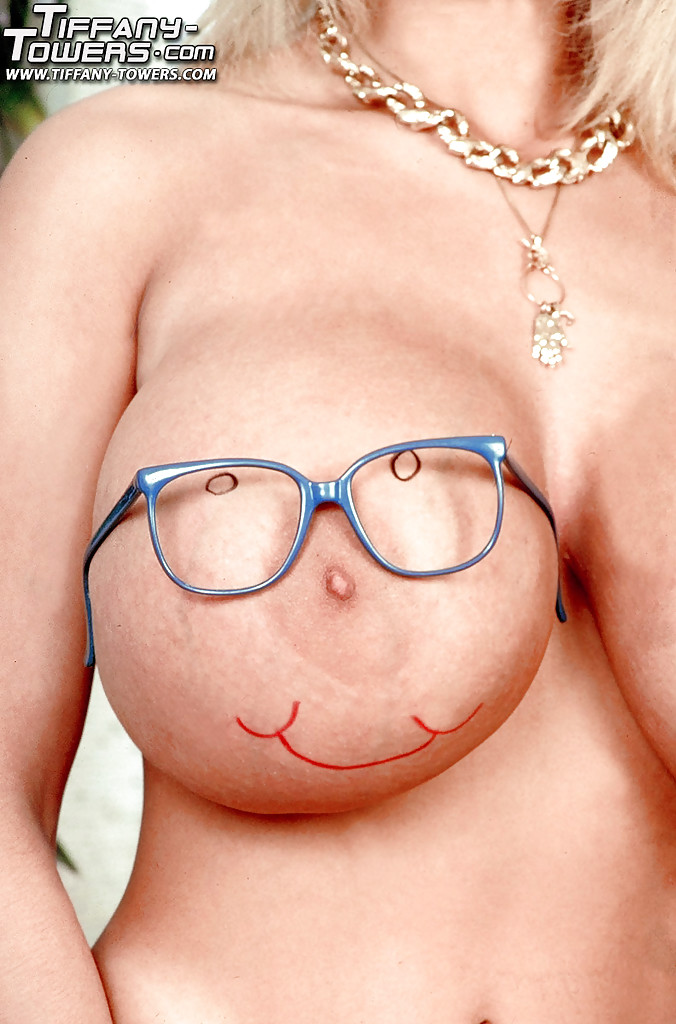 眼鏡をかけた独身女性Tiffany Towersが巨大な乳房を見せつける
 #51086883