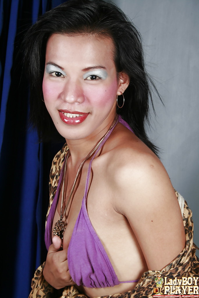 Asiatische Transe brigette entblößt winzige Titten während Solo-Masturbation Aktion
 #51875567
