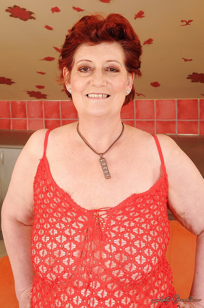 Nonna grassa dai capelli rossi con grandi tette flaccide che si toglie la lingerie
 #51012203
