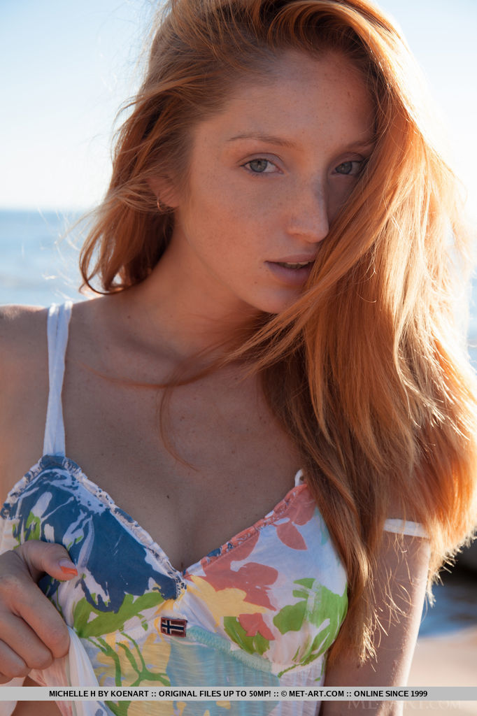 Michelle H, rousse et sexy, exhibe ses gros seins et sa petite chatte sur la plage.
 #50155984