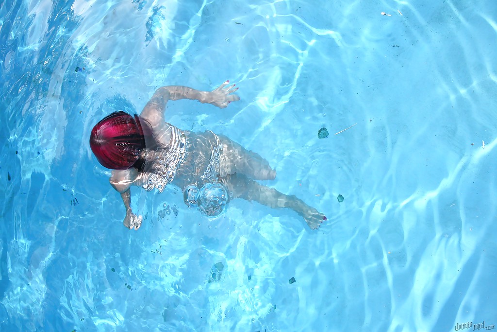 La pose amateur en plein air met en scène la belle milf joanna angel au bord de la piscine.
 #54344175
