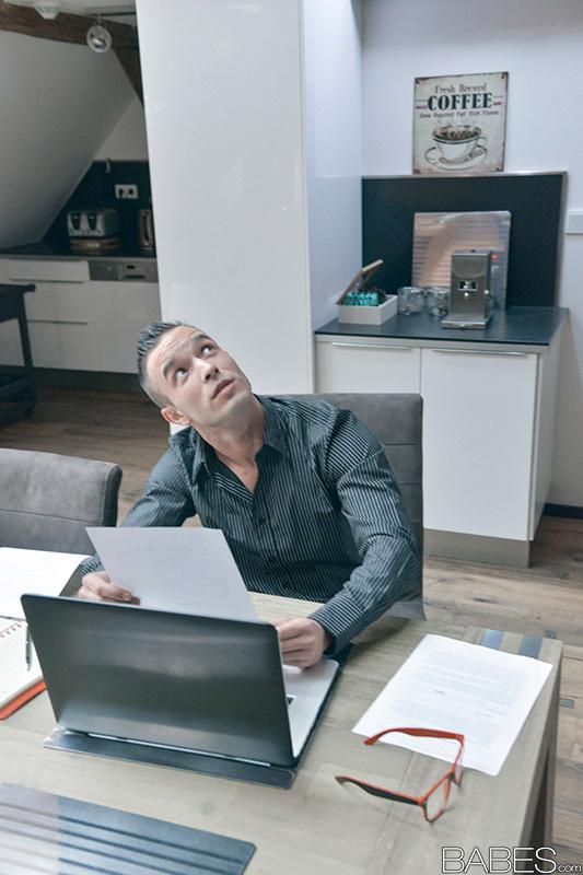Brünette kitty jane in Strümpfen auf Knien tonguing Hahn in der Realität Büro ficken
 #54620781