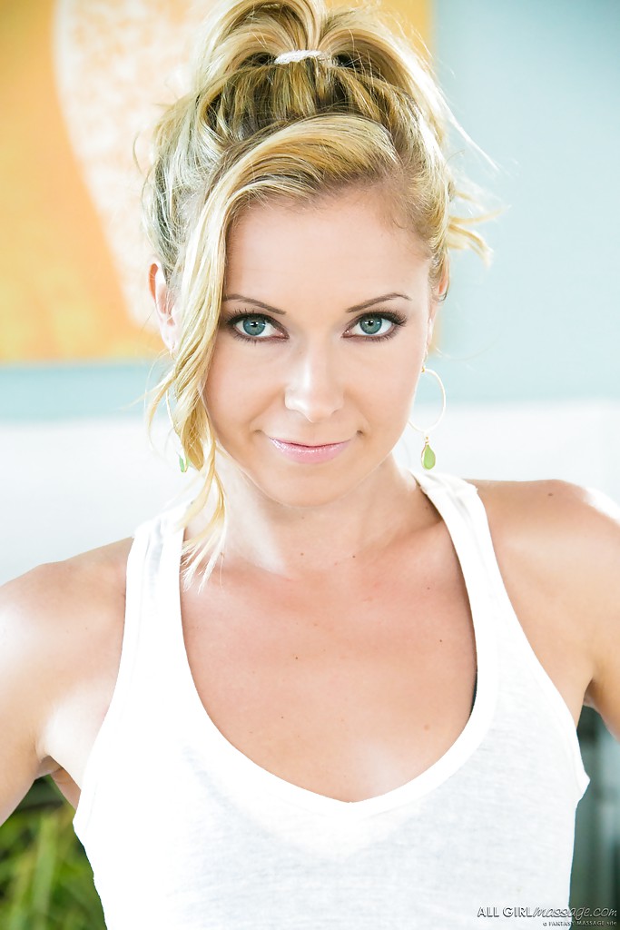 Blonde Schönheit Lena Nicole posiert solo in Sport-BH und Yoga-Hose
 #52391459