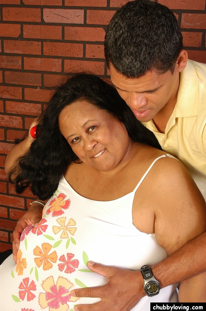 Debrina, une Philippine obèse, suce une bite après avoir montré ses énormes seins.
 #52114364