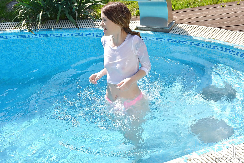 Hermosa joven europea misha cross mojandose en una fiesta en la piscina
 #55032654