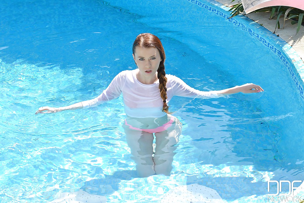 La belle jeune européenne Misha Cross se mouille à une fête au bord de la piscine.
 #55032741