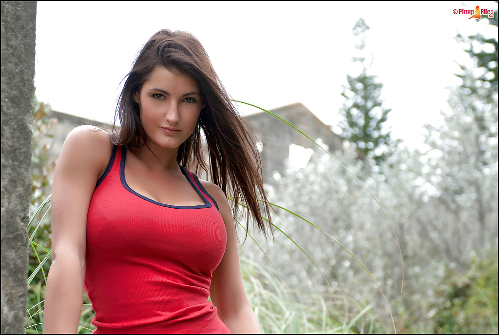 Brune euro babe emma twigg libérant de gros seins naturels et le cul en plein air
 #51426974