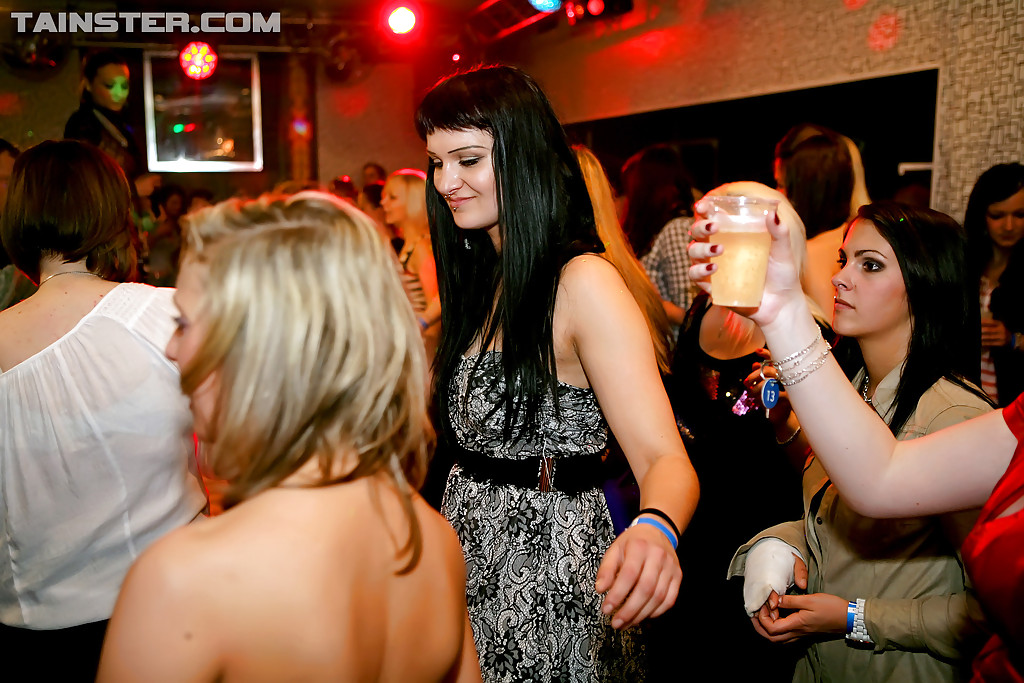 Des filles amateurs et salopes se font baiser par des stripteaseurs lors d'une fête.
 #51230851