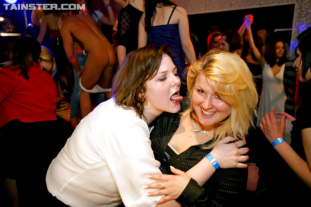 Chicas amateurs follando duro con strippers en la fiesta
 #51230937
