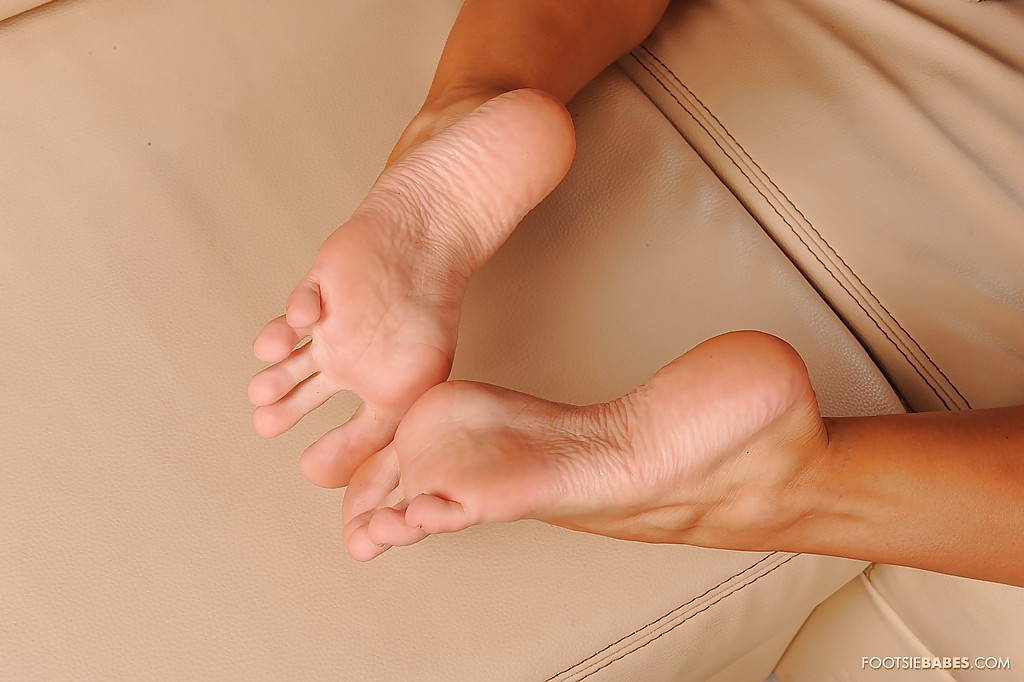 Verführerisches Babe Anita Pearl zeigt ihre nackten Füße und saugt an ihren Zehen
 #51141729