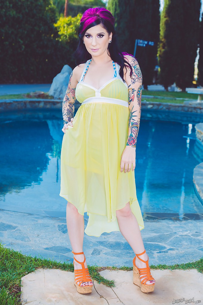 Milf amateur joanna angel está mostrando sus tetas sobre la piscina
 #54346952