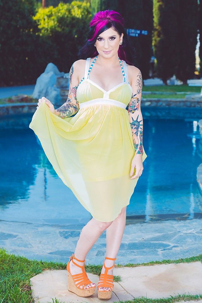 Amateur-Milf Joanna Angel zeigt ihre Titten über dem Schwimmbad
 #54346991