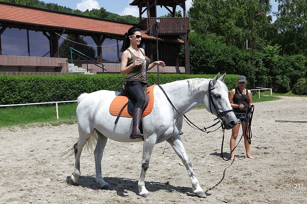 La star du porno Aletta Ocean monte un cheval en plein air avec des lunettes.
 #52507802
