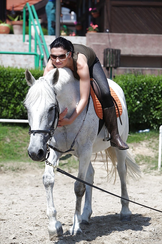 La star du porno Aletta Ocean monte un cheval en plein air avec des lunettes.
 #52508024
