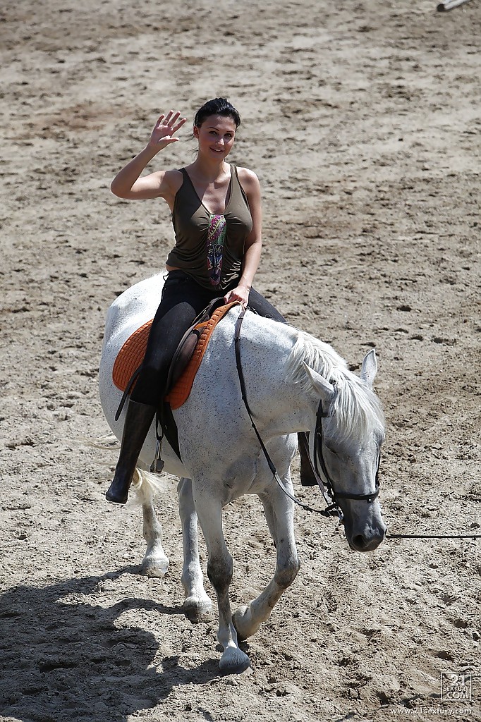 La star du porno Aletta Ocean monte un cheval en plein air avec des lunettes.
 #52508291