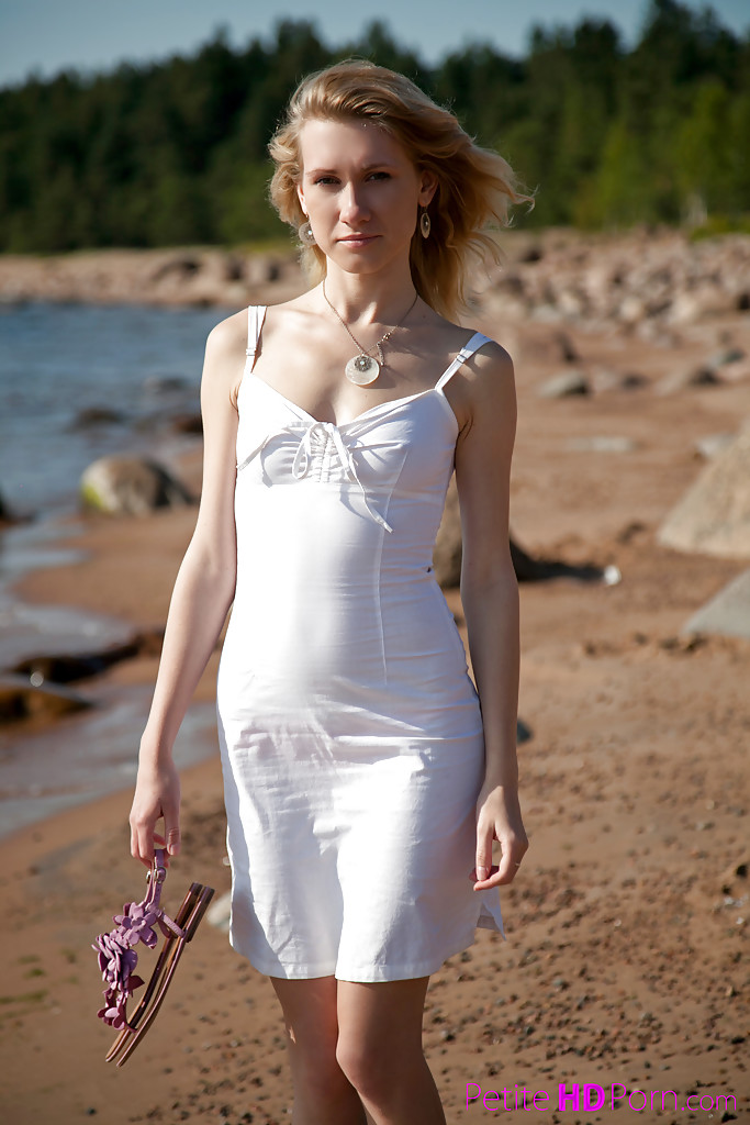 Elegante nena delgada mariana camina en la playa y hace sesiones de desnudo
 #50160502