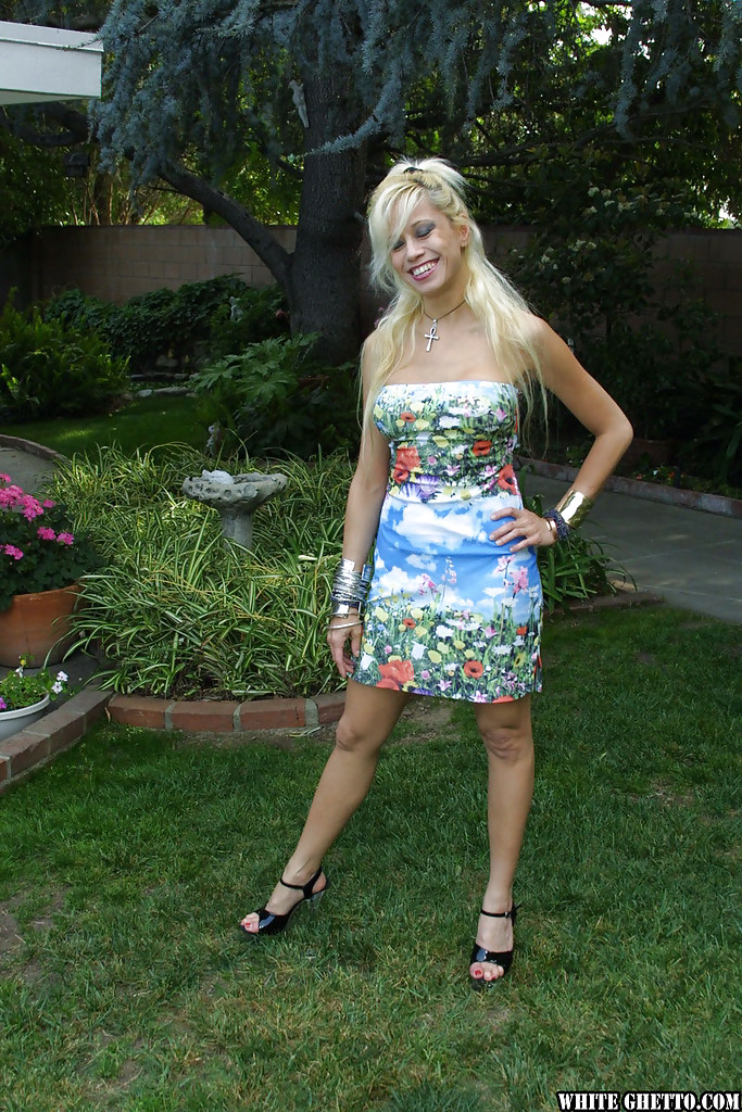 Blondine Alex Dane demonstriert ihren hübschen, sexy, saftigen Hintern im Garten
 #51331514