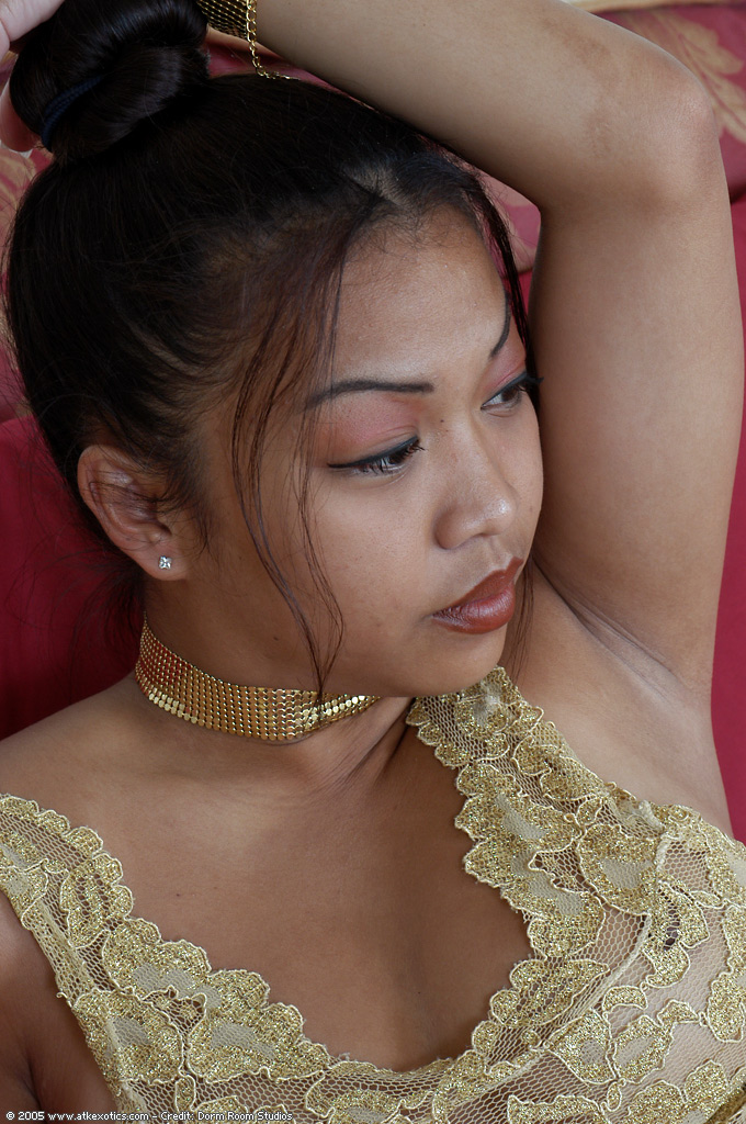 Amateur asiatische Solo-Mädchen enthüllt große Teenager-Titten in high heels
 #50045069