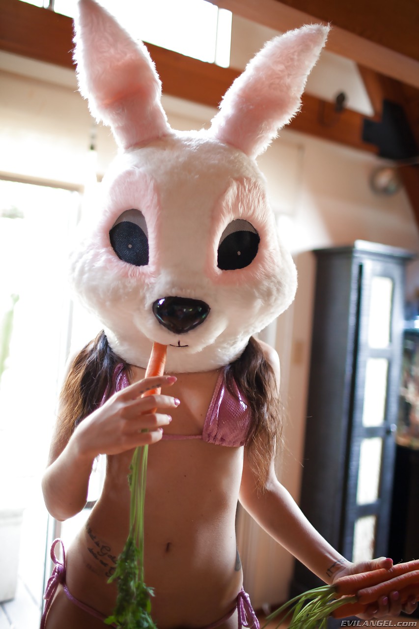 Topless Küken gabriella paltrova flaunting schöne Titten in cosplay bunny Kopf
 #50368877