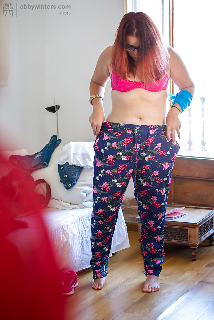 太った女性レティシアが覗き魔に服を着せられているところをカメラに撮られる
 #52349113