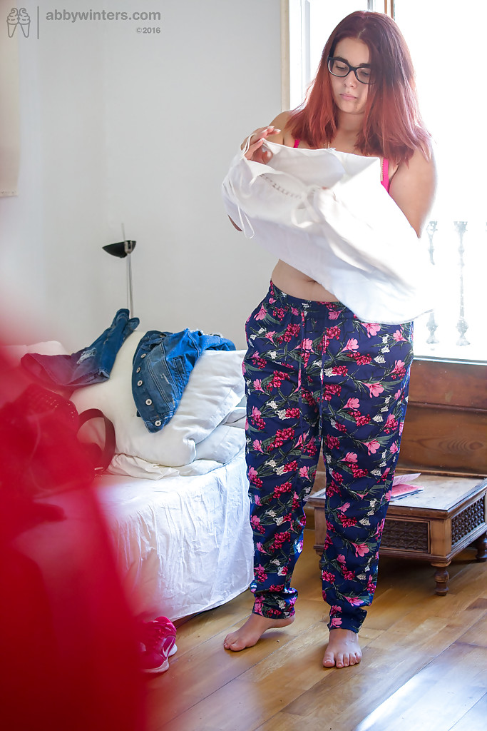 太った女性レティシアが覗き魔に服を着せられているところをカメラに撮られる
 #52349165