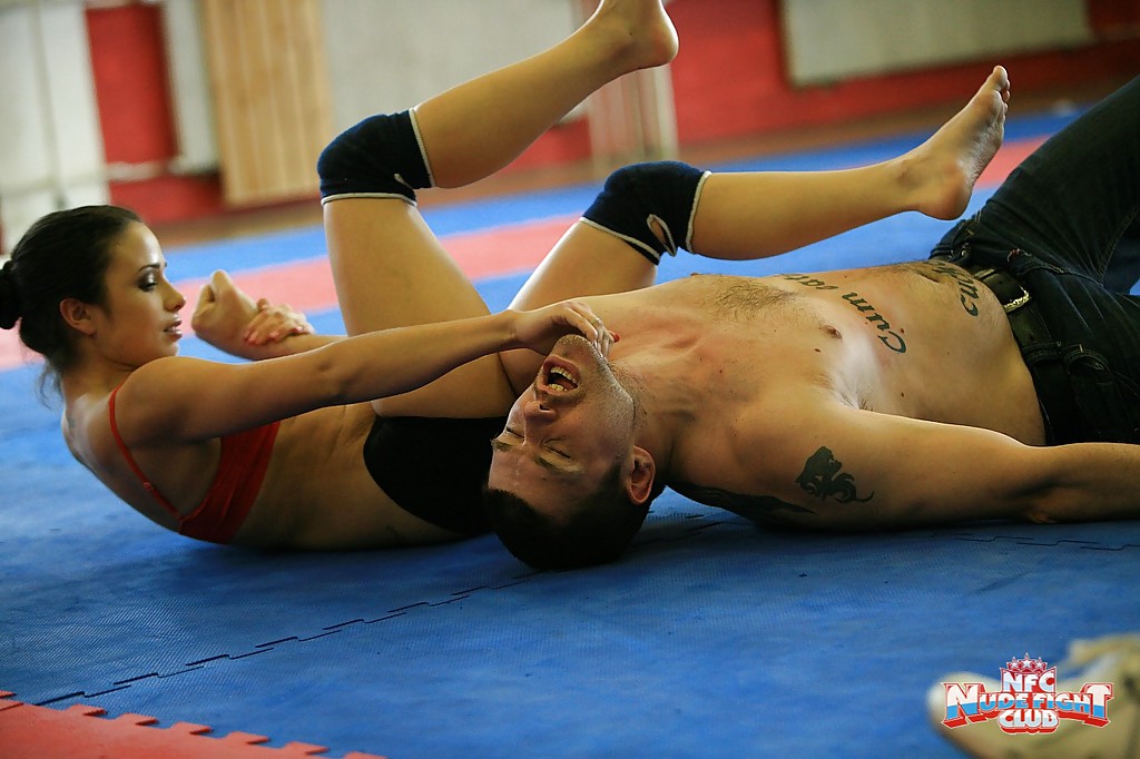 レズビアン・ドミネーションのためにレスリングの床で戦うスポーティな女の子たち
 #50749185
