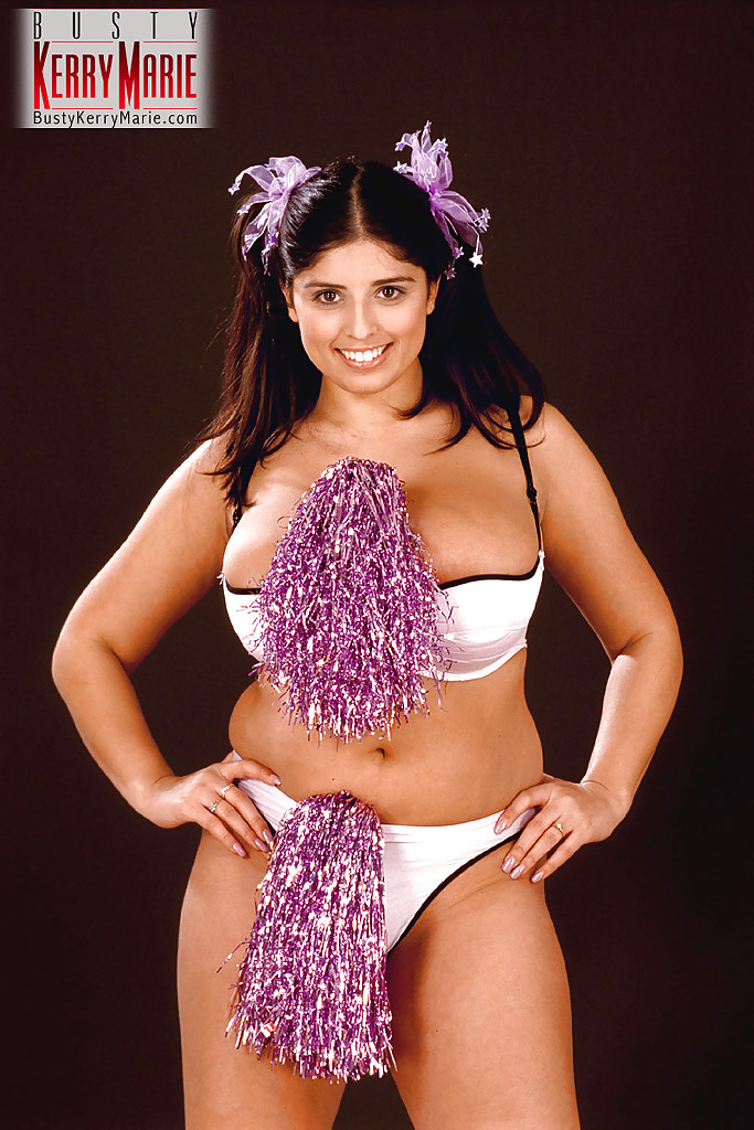 kerry marie, une fille solo latina en surpoids, expose ses gros seins de star du porno.
 #51717432