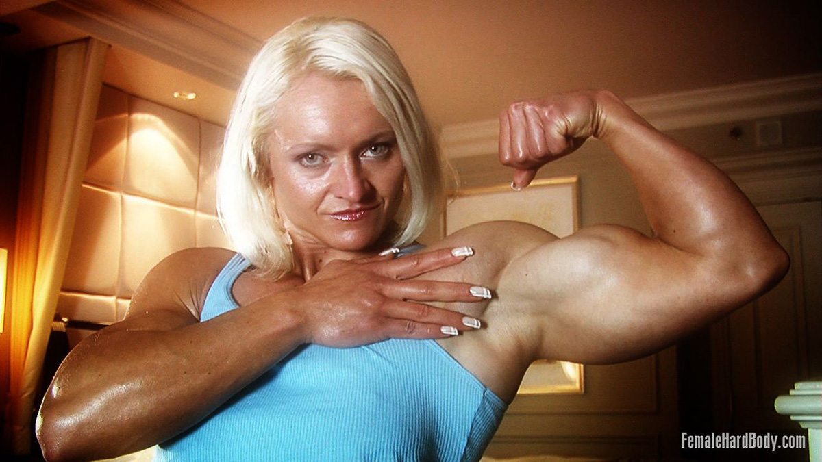 Bionda milf bodybuilder brigita brezovac che mostra il sottoseno e i muscoli
 #51386135