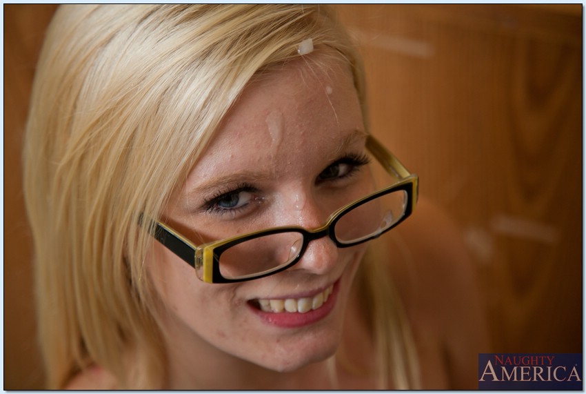 La sexy alumna elaina raye se pone calcetines y gafas para ver mejor la realidad
 #53789493