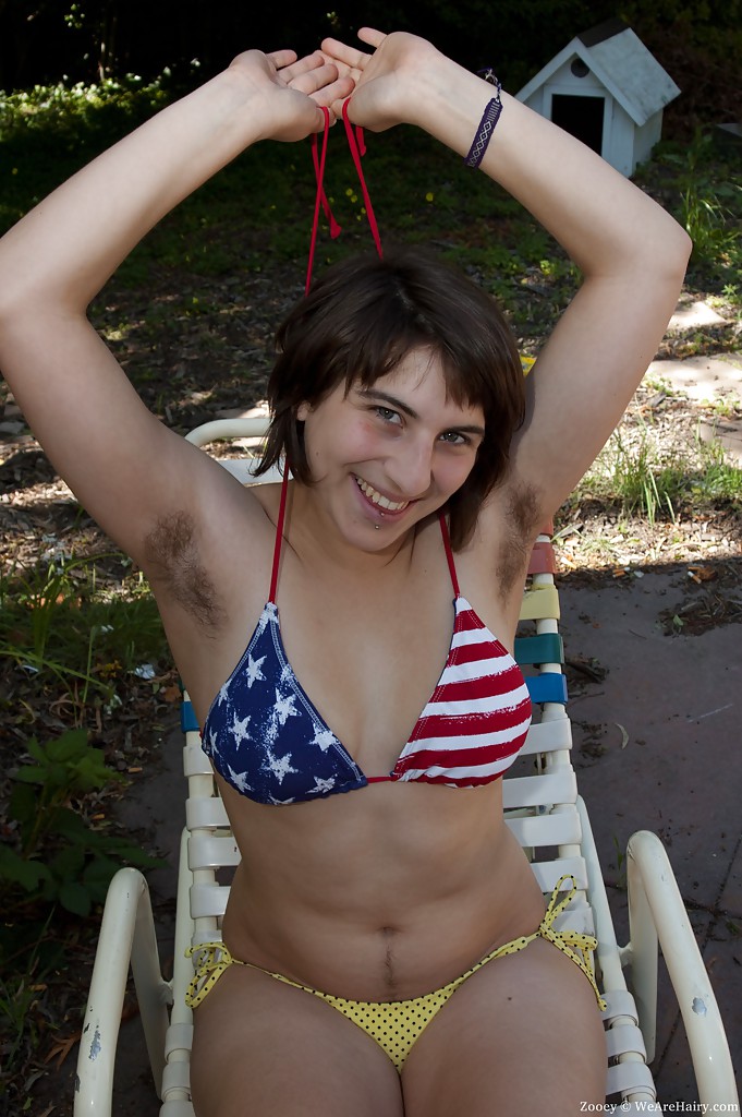 Zooey, jeune femme aux aisselles poilues, enlève son bikini à l'extérieur
 #51051591