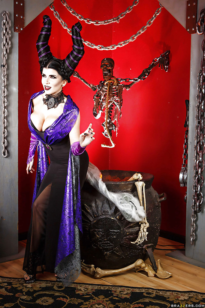 La star du porno romi rain s'exhibe dans son costume d'halloween
 #53651056