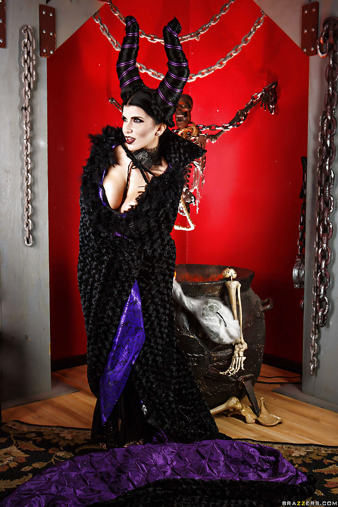 Milf pornostar romi regen zeigt sich in ihrem halloween kostüm
 #53651154